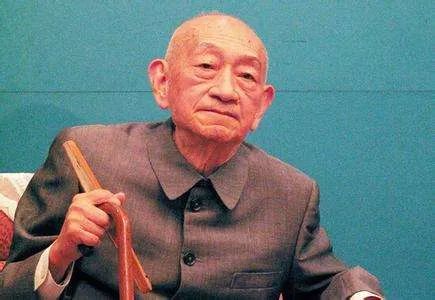 他活到100岁，被讽刺为最牛墙头草，助日本侵华却被视为“大师